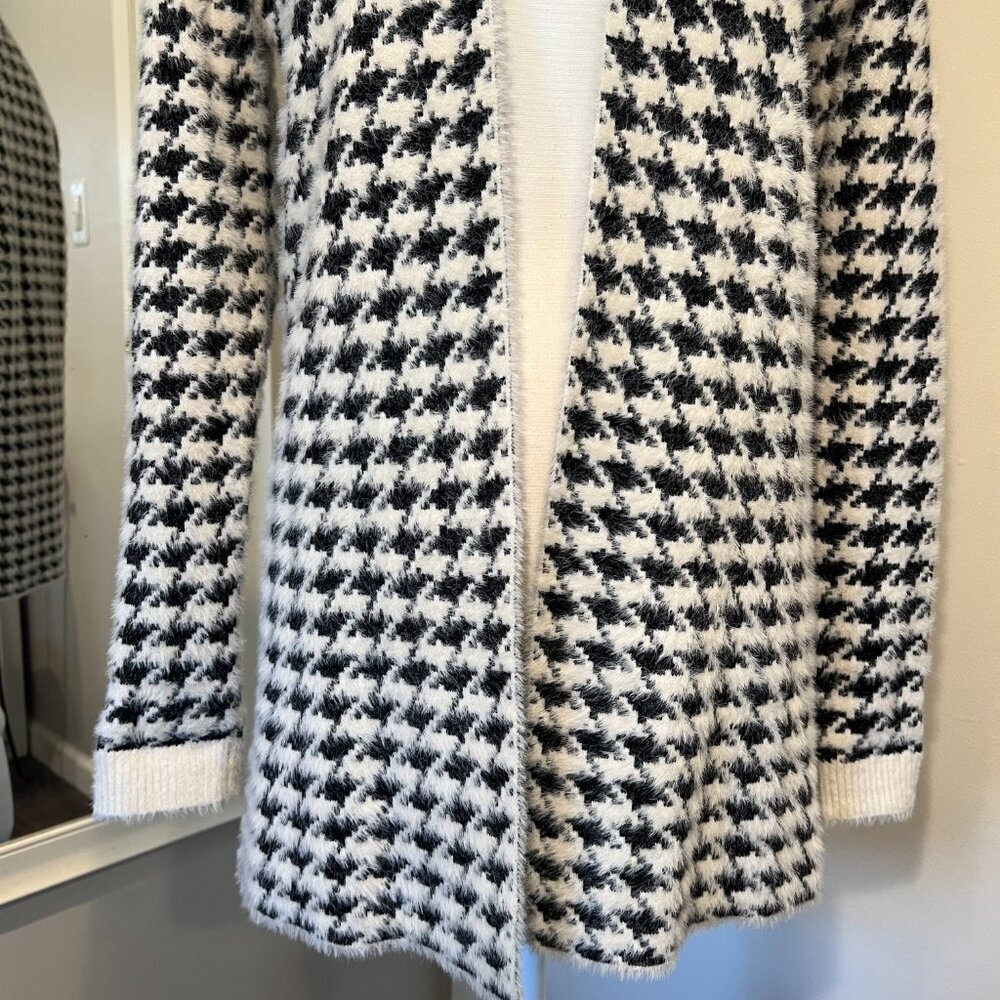 Cyrus Black & Cream Houndstooth Fuzzy Cardigan, Size Small - Picture 5 of 16